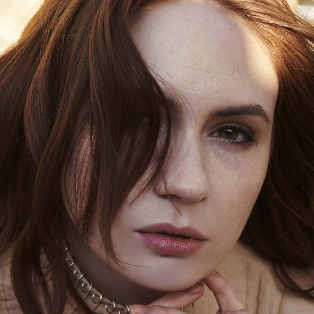 Актриса Карен Гиллан с распущенными волосами