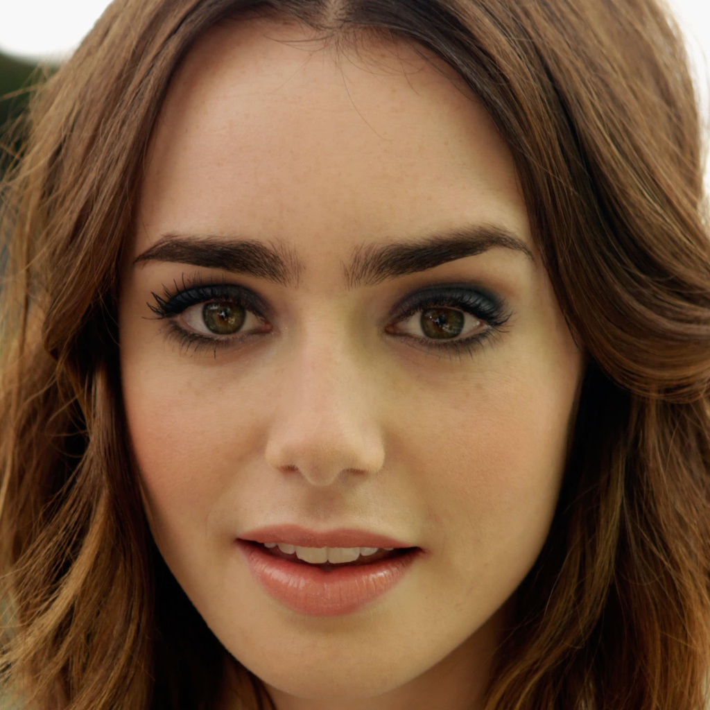 Актриса Лили Коллинз крупным планом