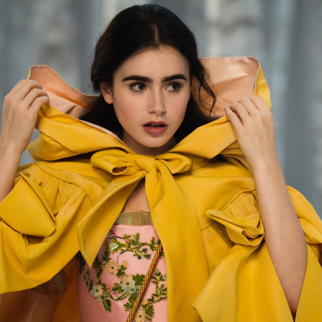 Актриса Лили Коллинз в желтом плаще