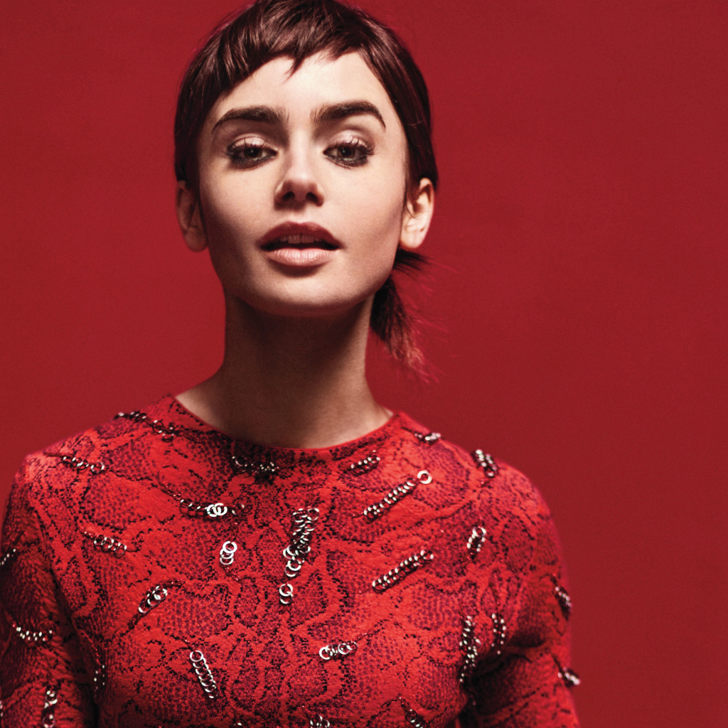 Актриса Лили Коллинз фото на красном фоне