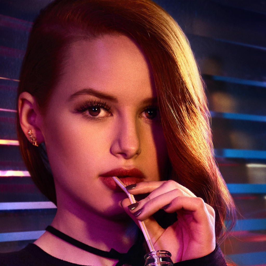 Актриса Мэделин Петш с трубочкой во рту