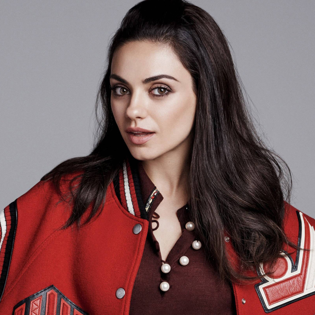 Актриса Мила Кунис в спортивной куртке