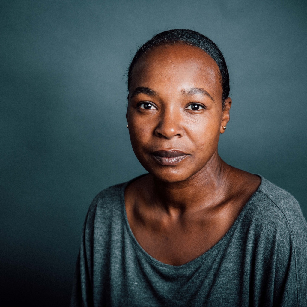 Актриса Надин Маршалл на сером фоне