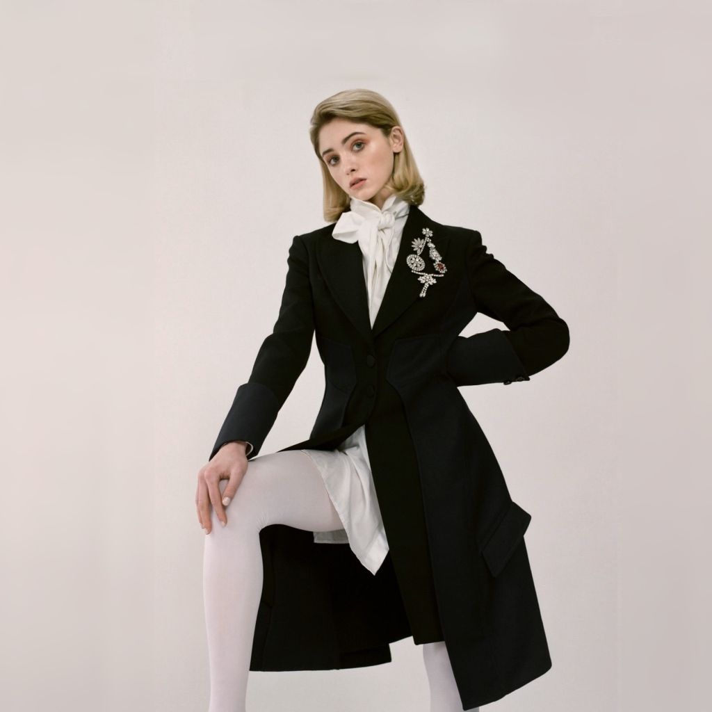 Актриса Наталия Дайер в черном пальто 
