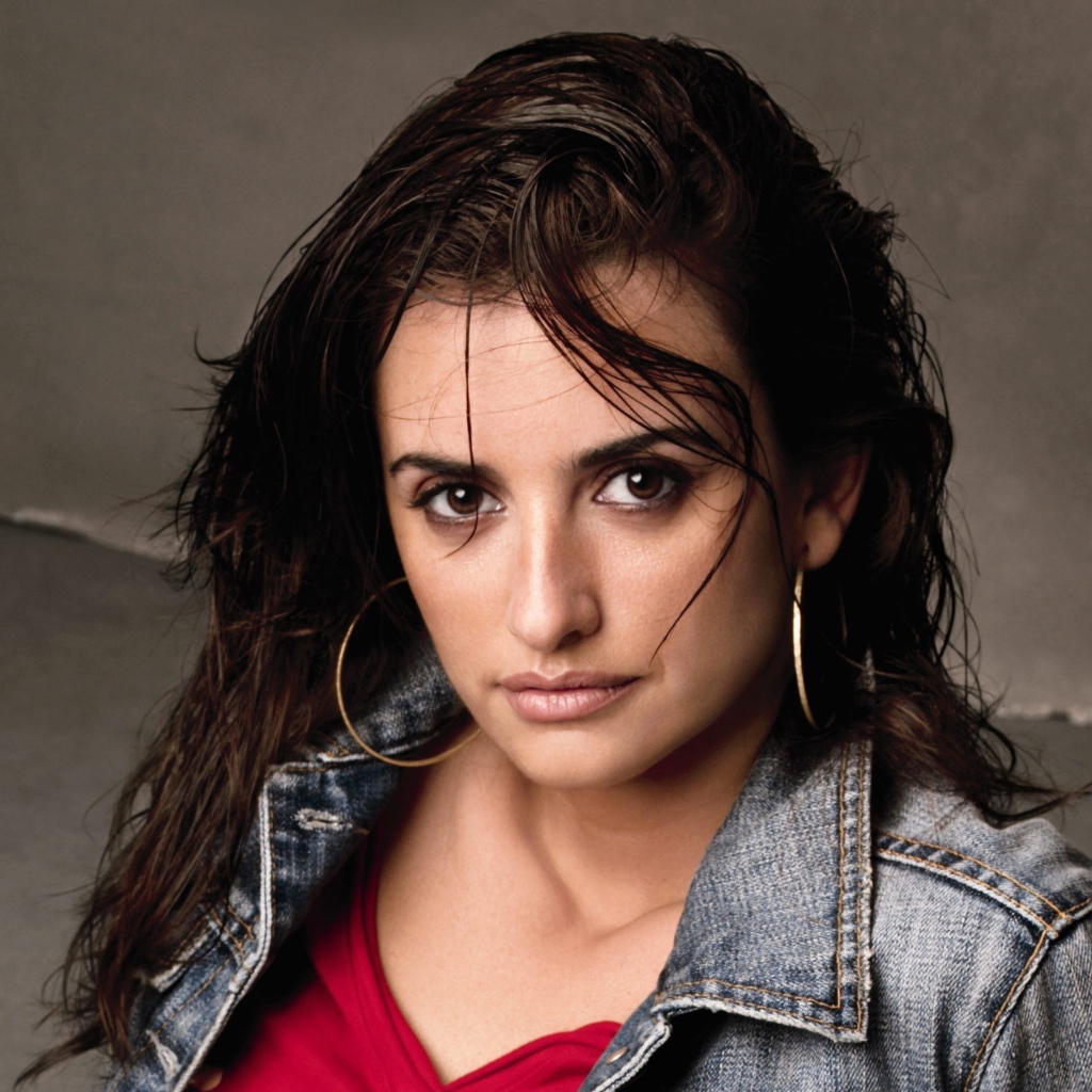 Актриса Пенелопа Крус в джинсовой куртке