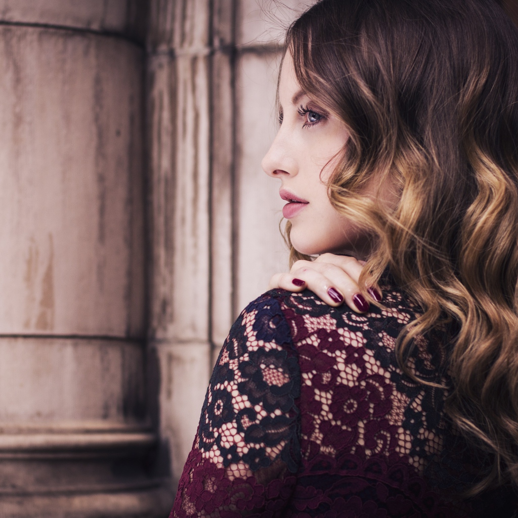 Актриса Рози Фортескью боком