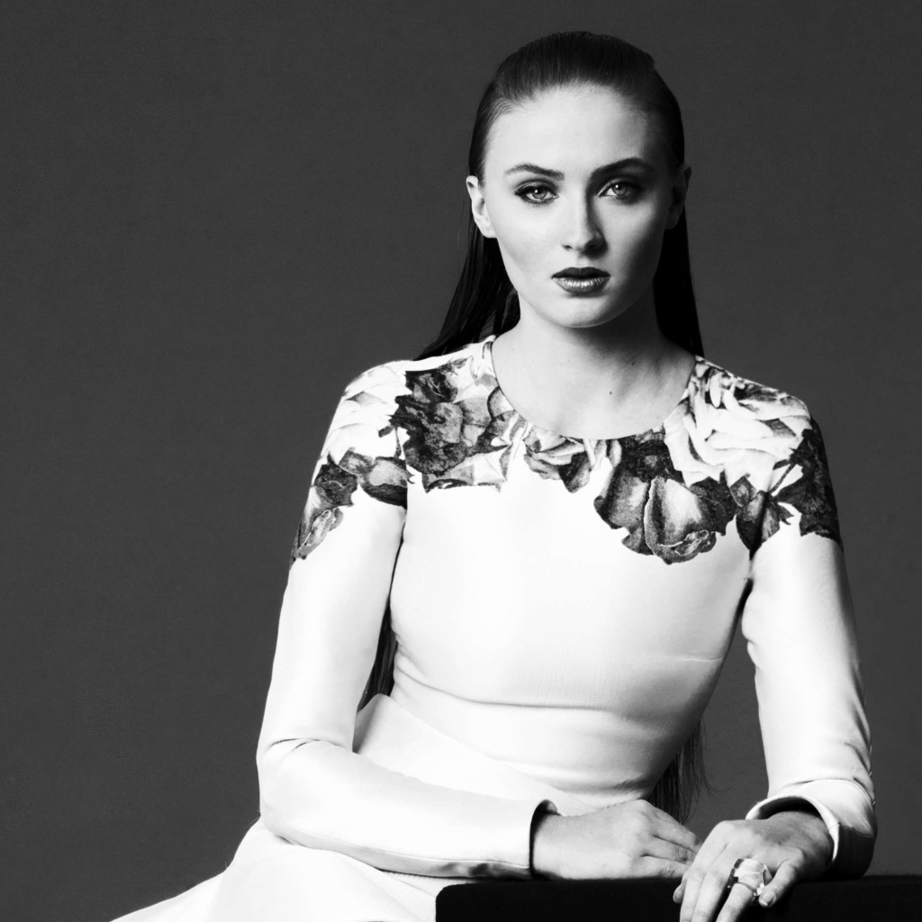 Актриса Софи Тёрнер в красивом платье, черно-белое фото