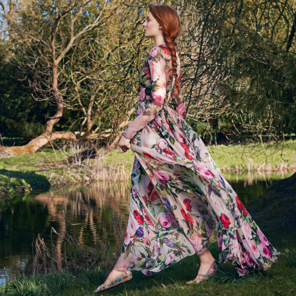 Актриса Софи Тёрнер в красивом платье у реки