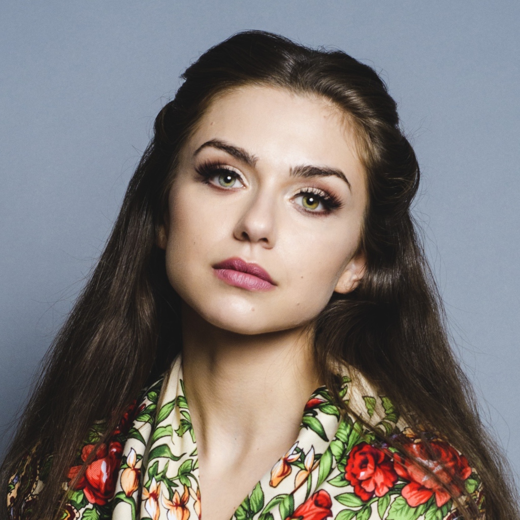 Актриса Виктория Конфал на сером фоне