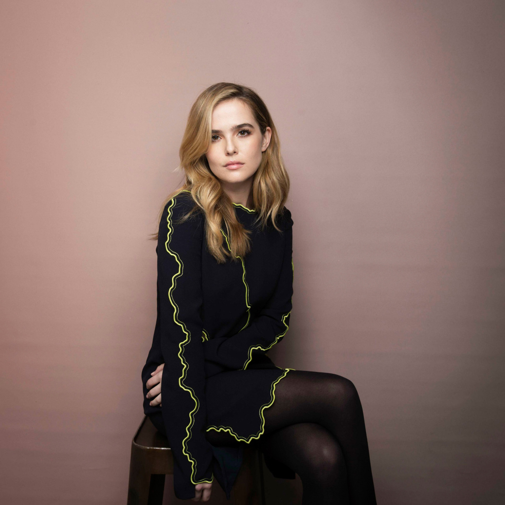 Актриса Зои Дойч в красивом платье сидит на стуле 