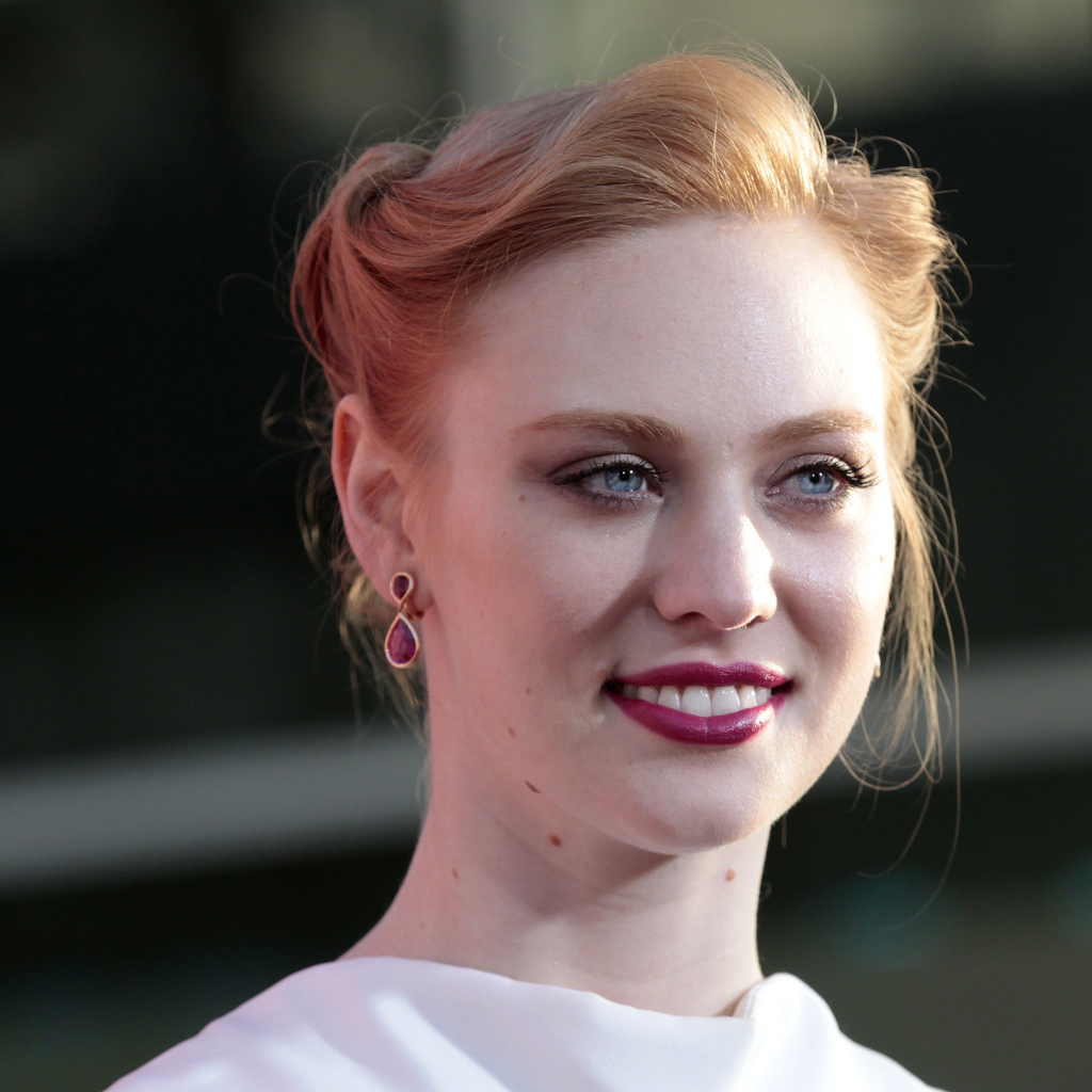 Американская актриса Дебора Энн Уолл с очаровательной улыбкой