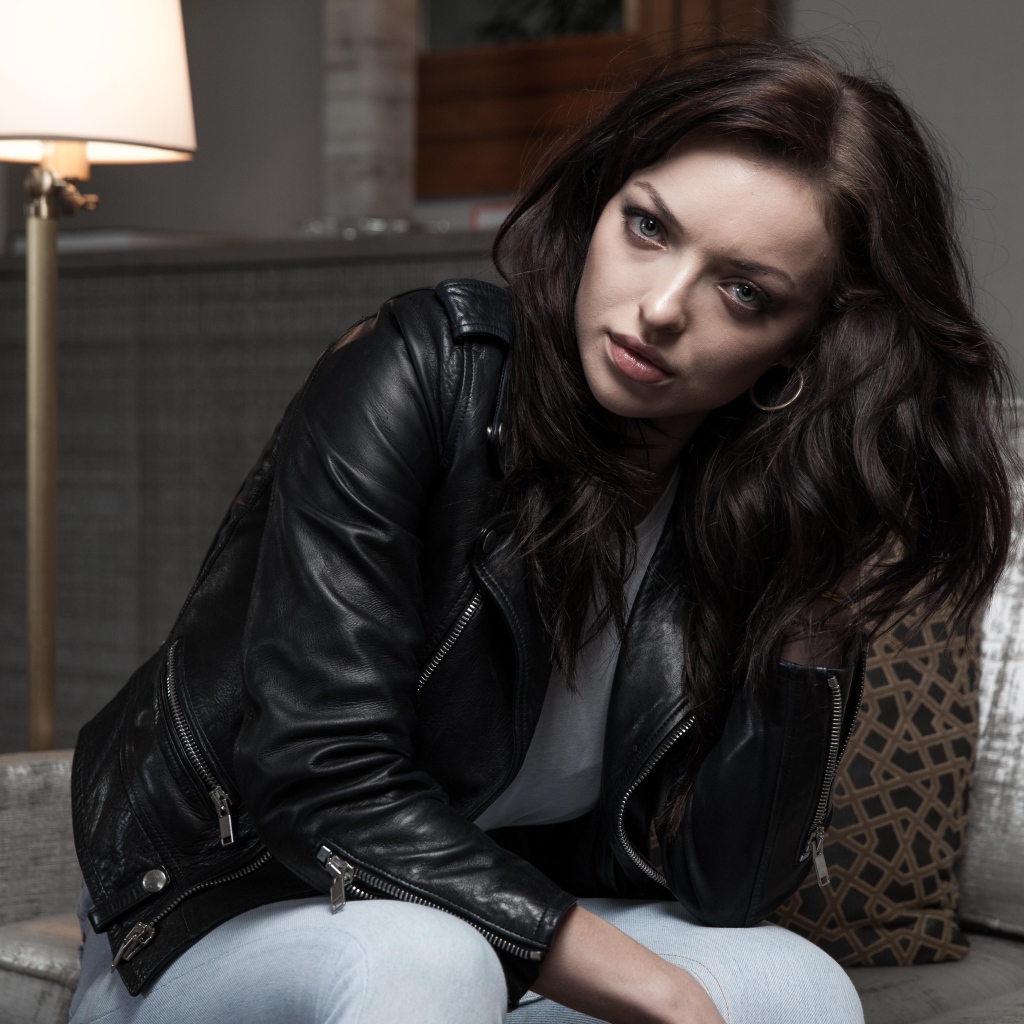 Американская актриса Франческа Фишер-Иствуд в черной кожаной куртке