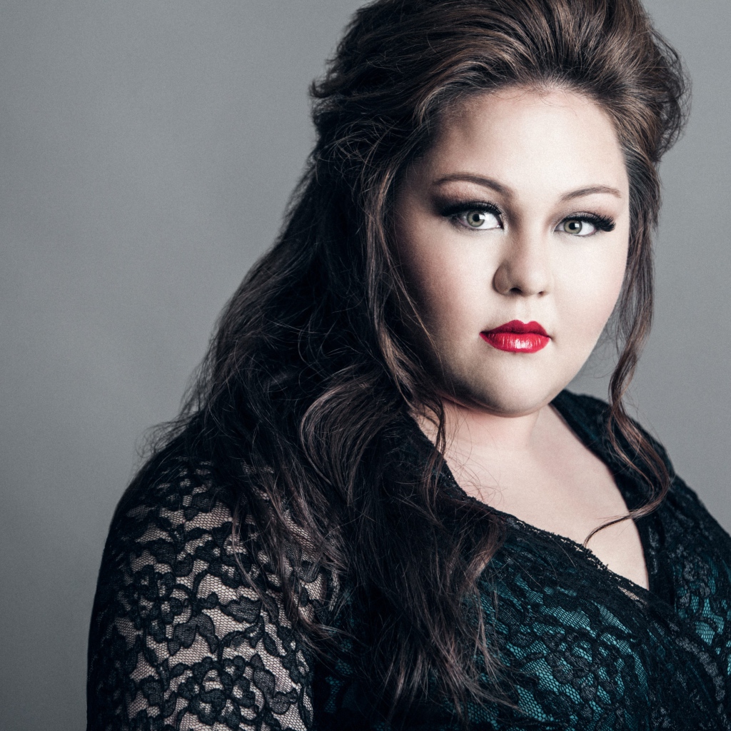 Американская актриса Джолин Парди фото на сером фоне