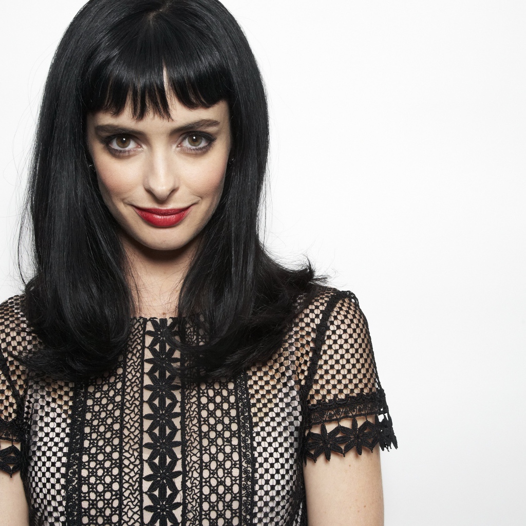 Американская актриса Кристен Риттер на сером фоне