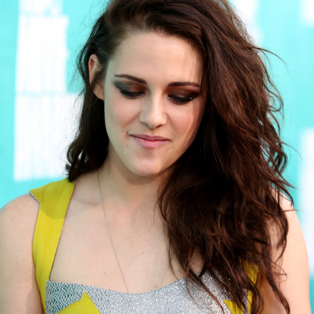 Американская актриса Кристен Стюарт улыбается