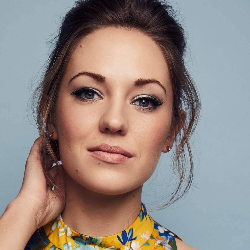 Американская актриса Лора Оснс на сером фоне