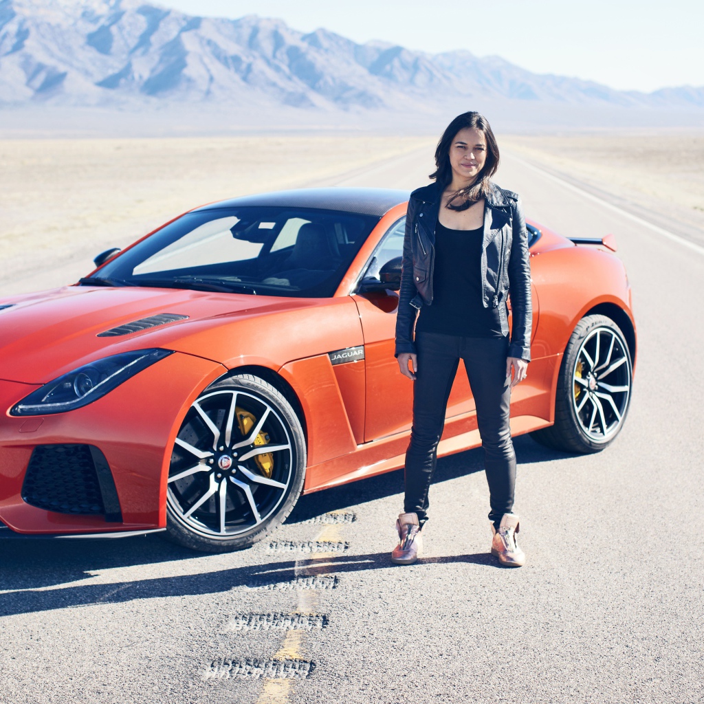 Американская актриса Мишель Родригес с автомобилем Jaguar F-TYPE