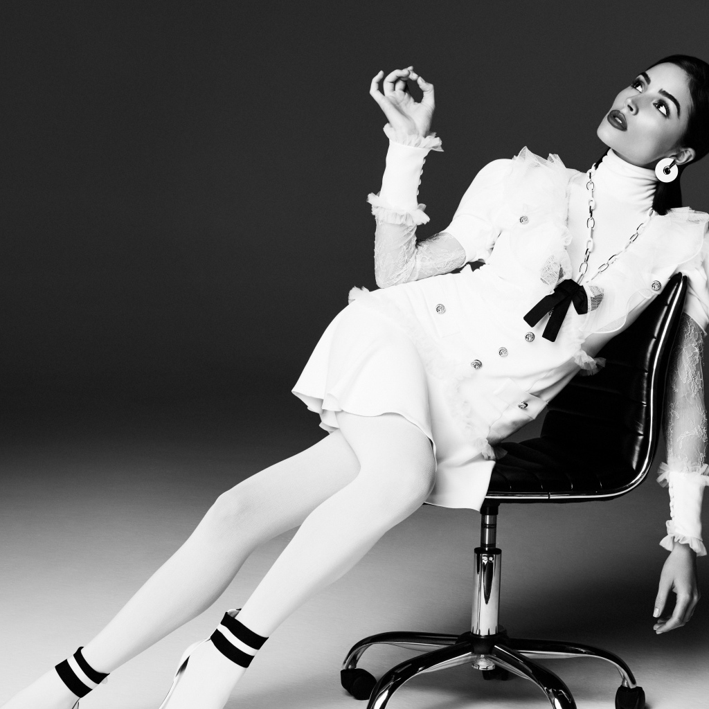 Американская актриса Оливия Калпо сидит на стуле, черно белое фото