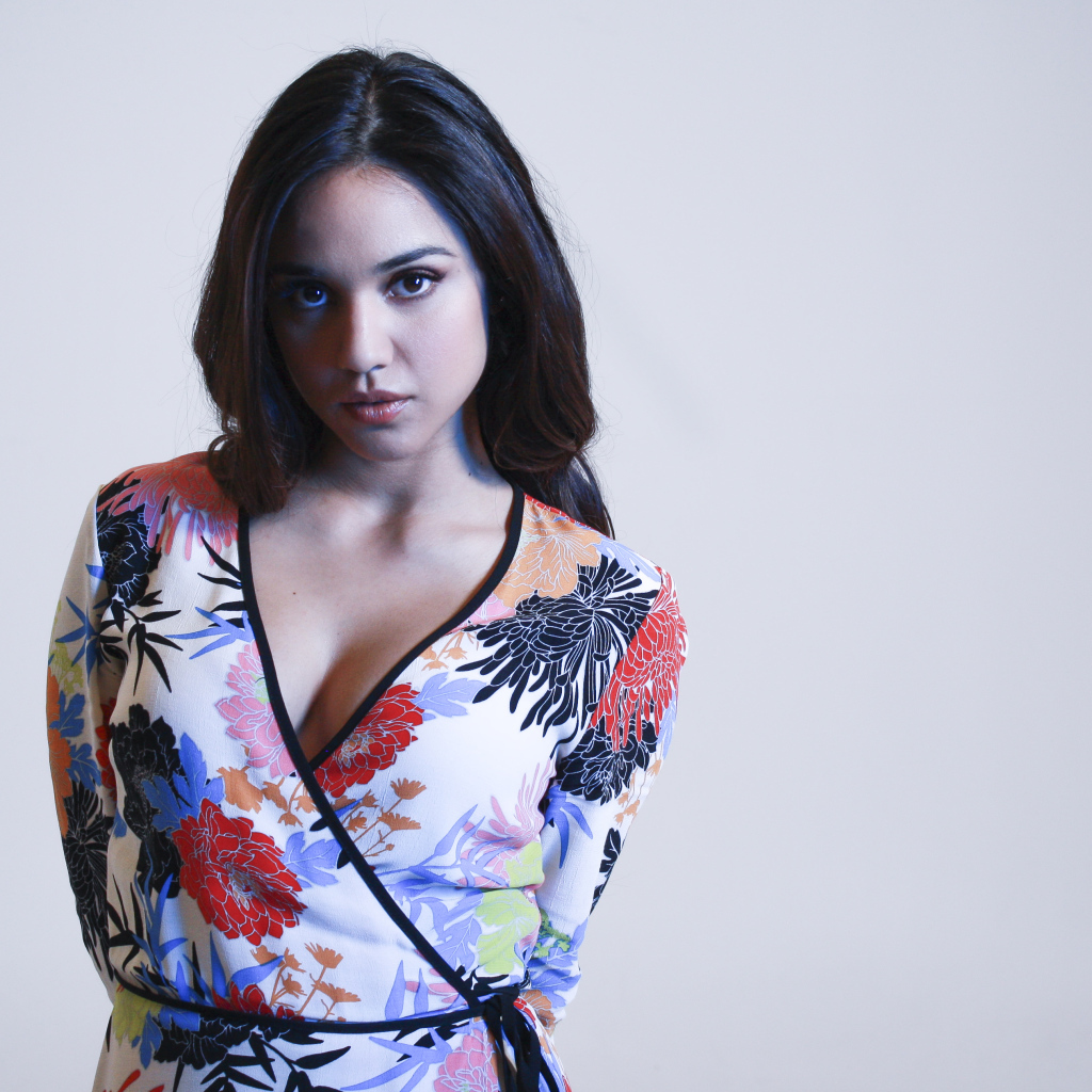 Американская актриса Саммер Бишил фото на сером фоне