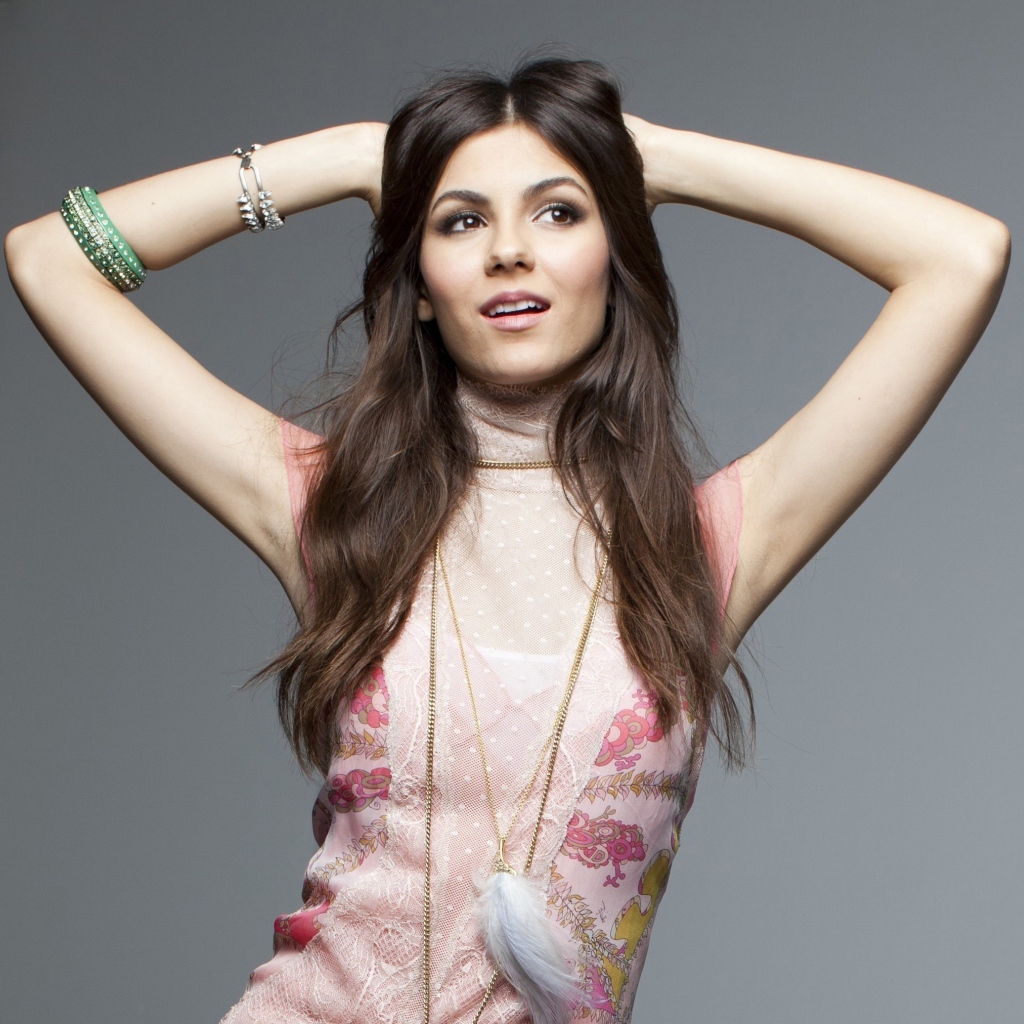 Американская актриса Виктория Джастис на сером фоне