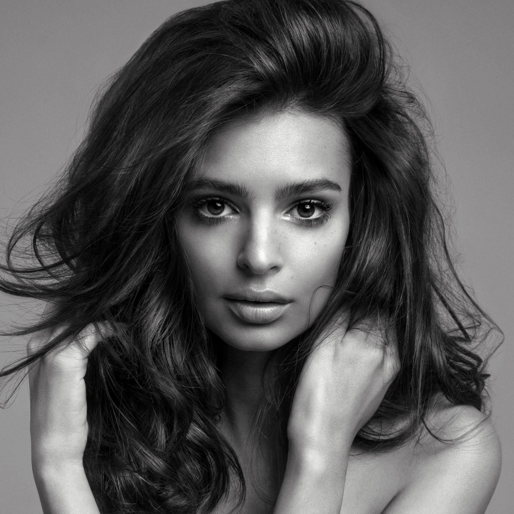 Американская актриса, модель Эмили Ратаковски, черно-белое фото