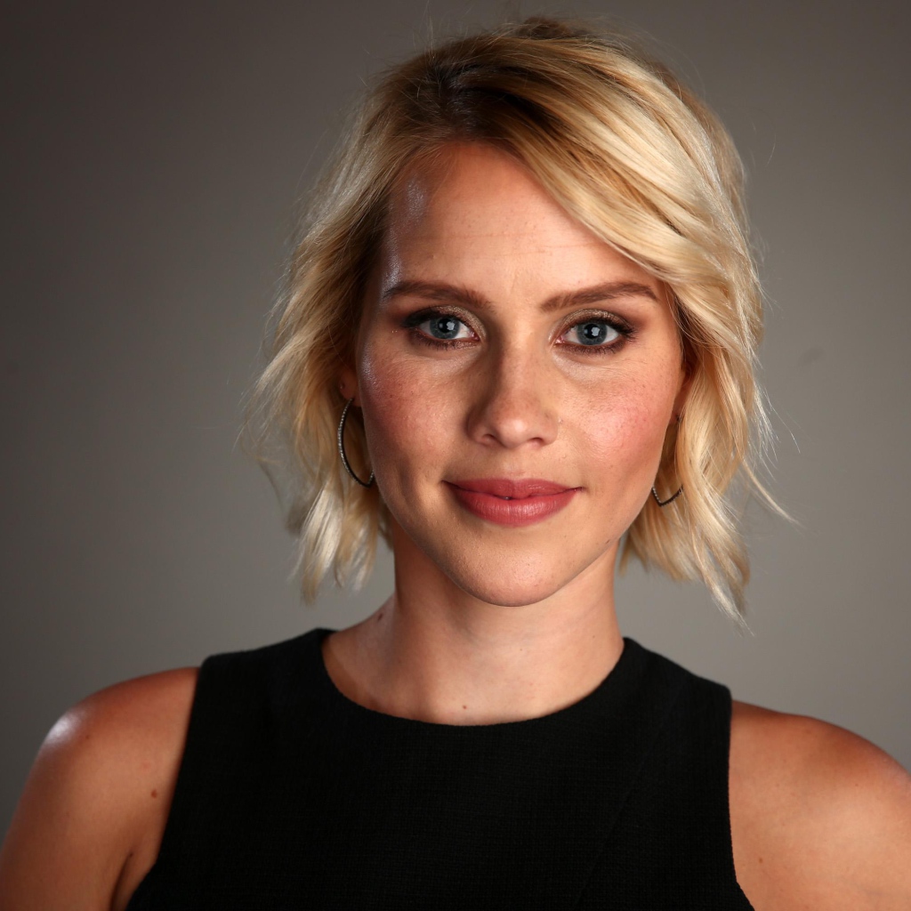 Австралийская актриса Клэр Холт на сером фоне