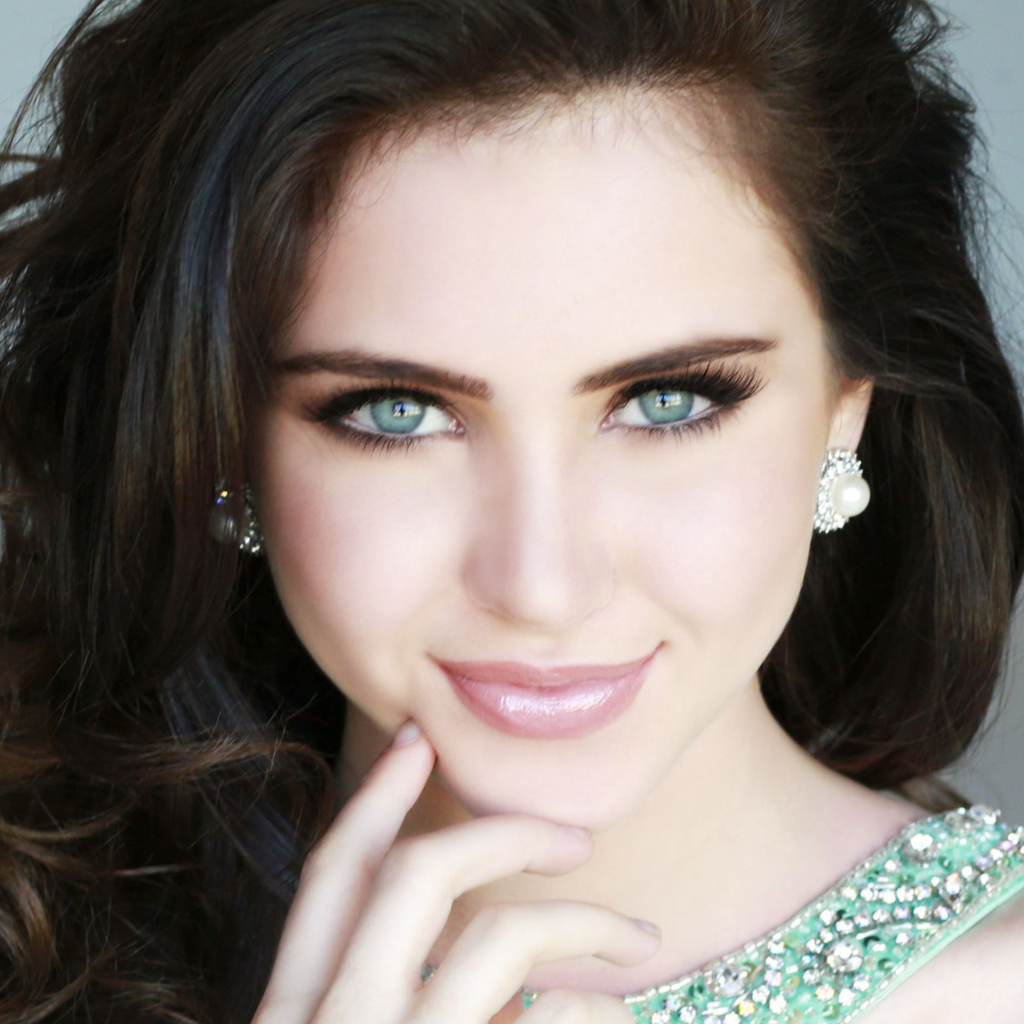 Красивая американская актриса Райан Ньюман