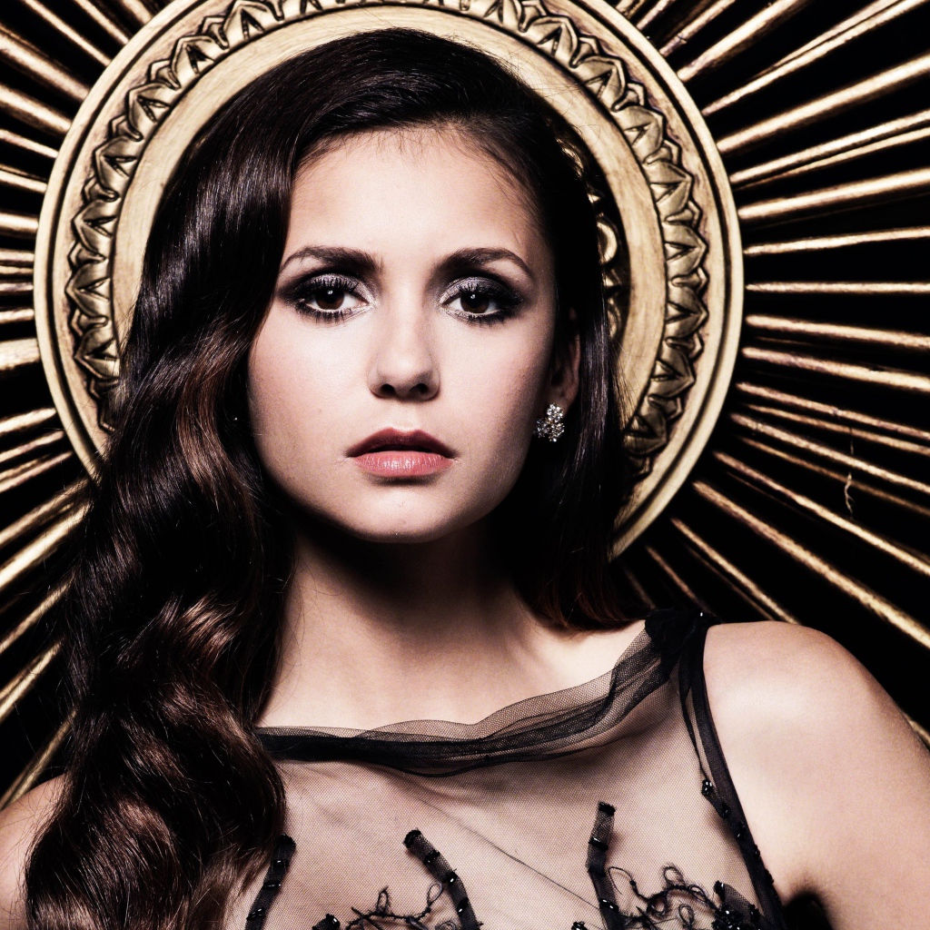 Красивая Нина Добрев с длинными волосами