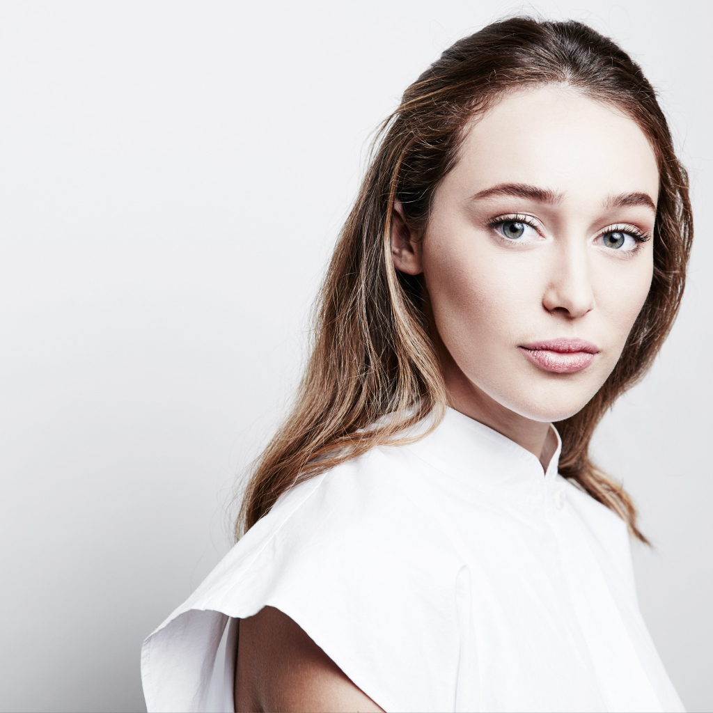 Красивая актриса Алисия Дебнем-Кэри в белом