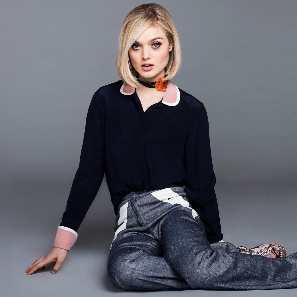 Красивая актриса Белла Хиткот на сером фоне