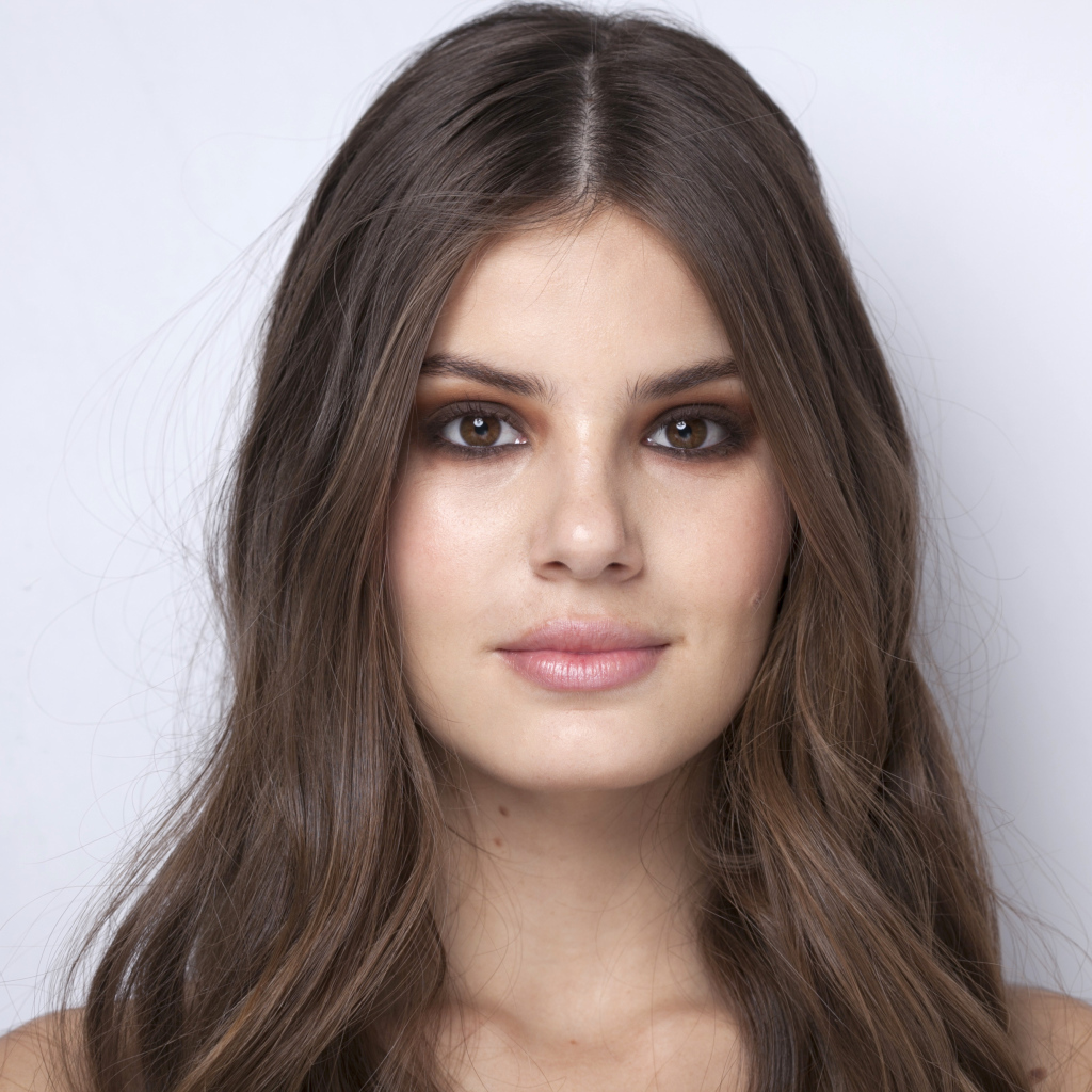 Красивая актриса Камила Кейроз