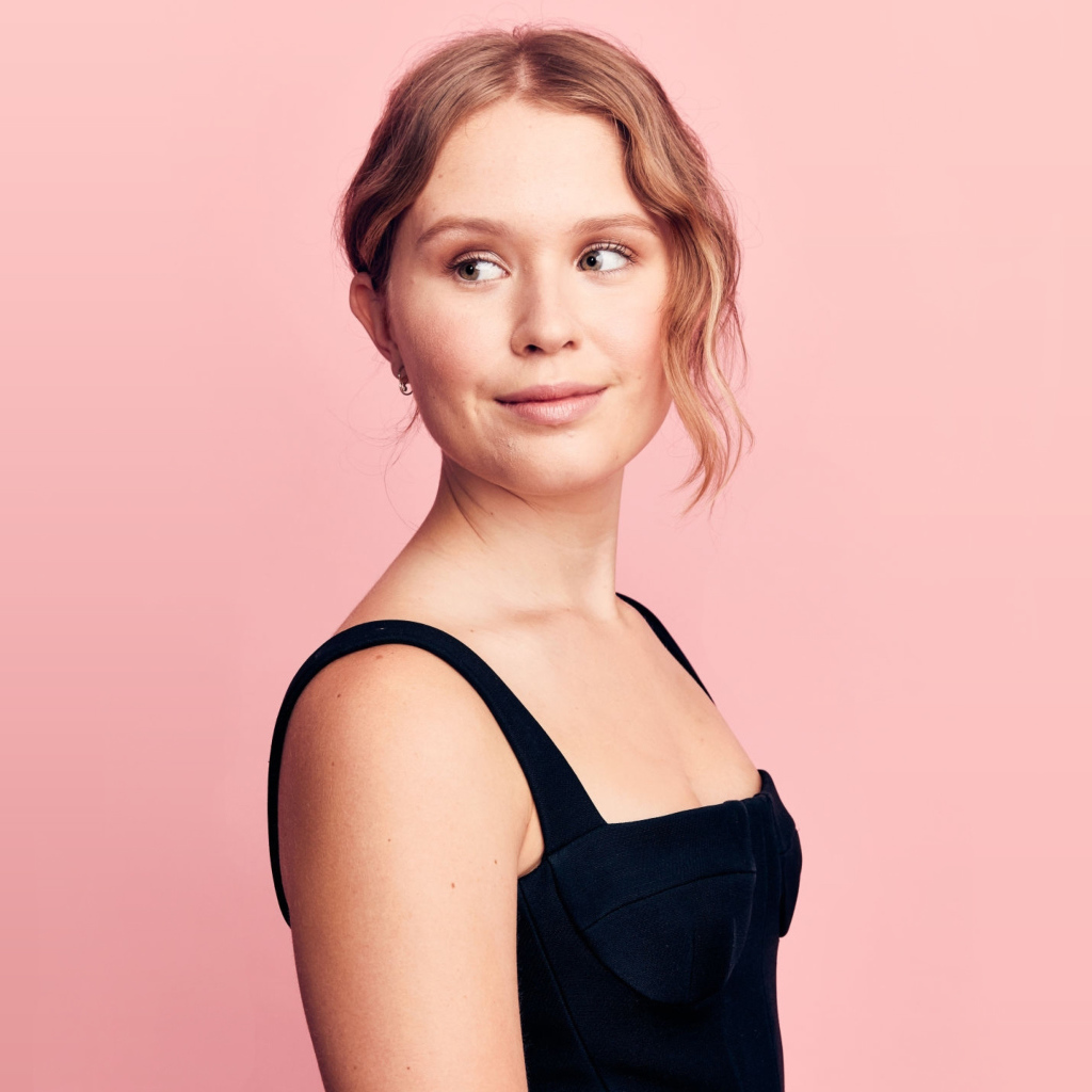 Красивая актриса Элайза Сканлен фото на розовом фоне