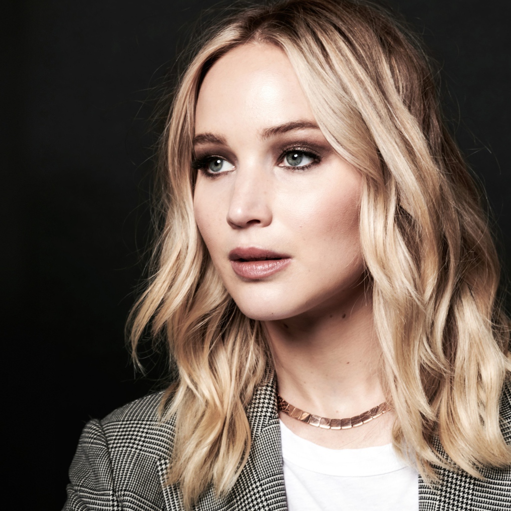 Красивая актриса Дженнифер Лоуренс на сером фоне