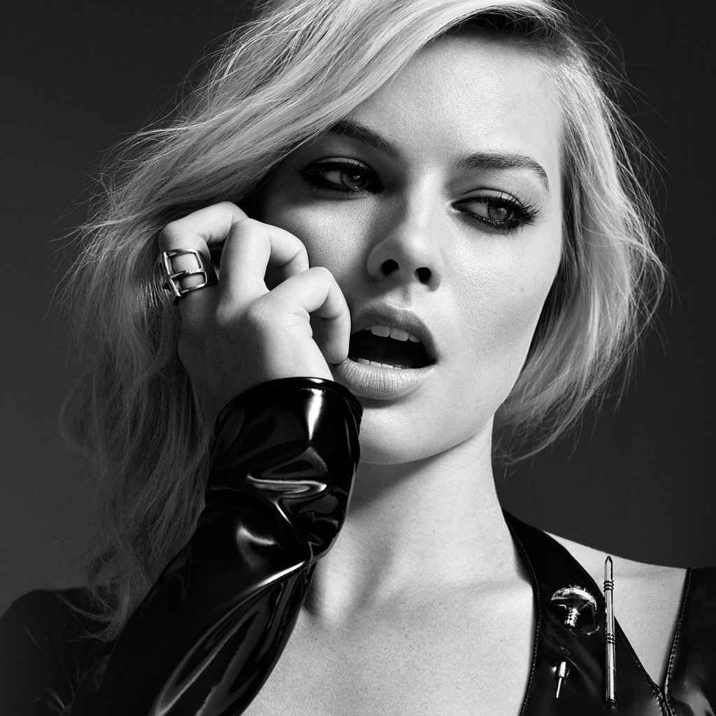 Красивая актриса Марго Робби, черно-белое фото