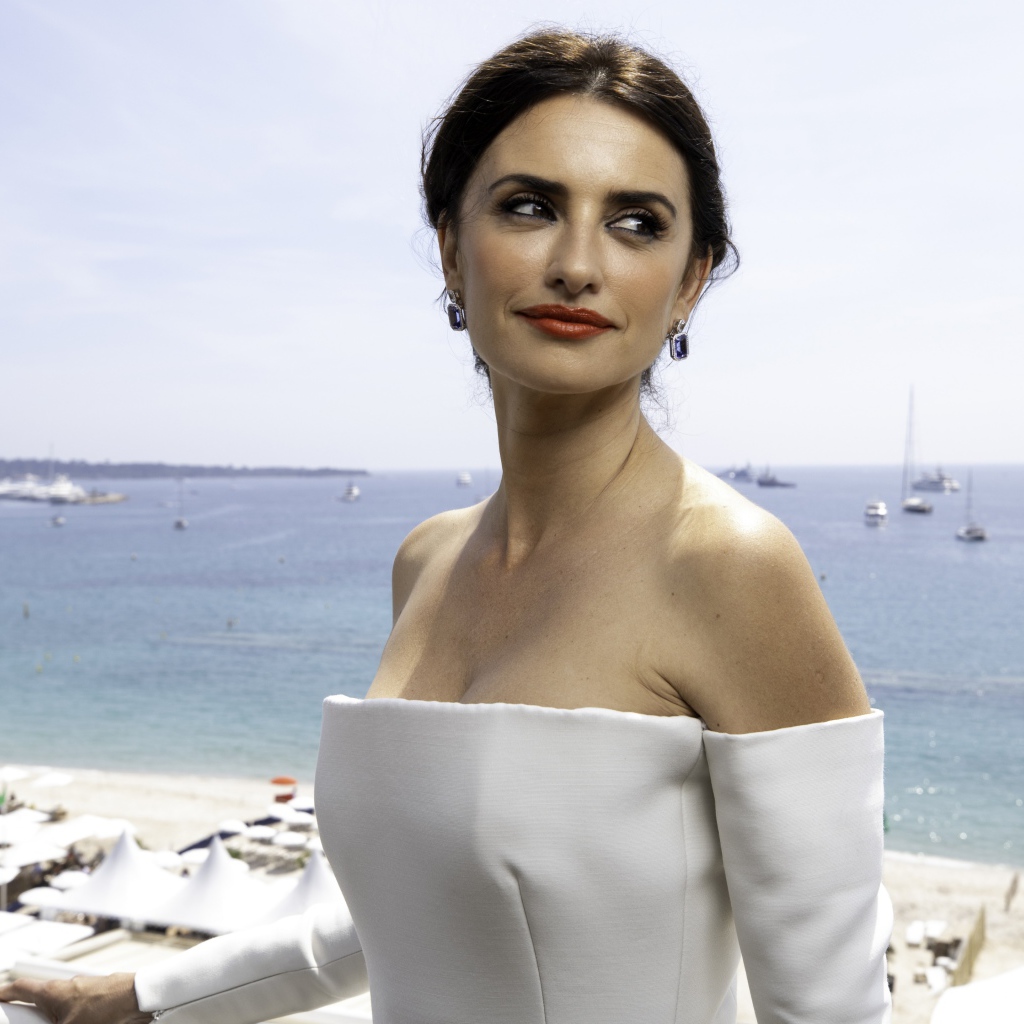 Красивая актриса Пенелопа Крус в белом платье