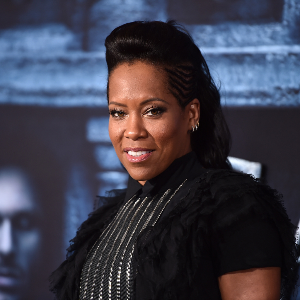 Красивая актриса Реджина Кинг в черном наряде