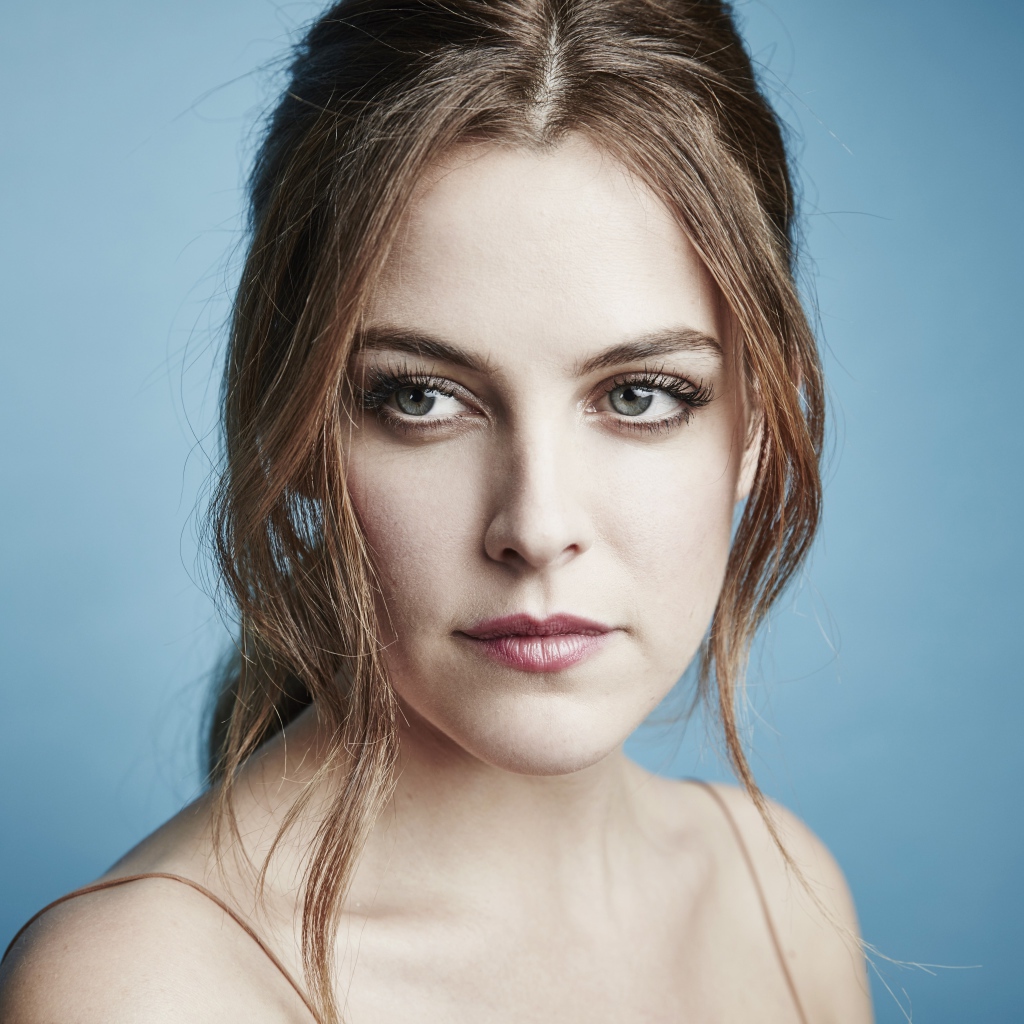 Красивая актриса Райли Кио фото на голубом фоне