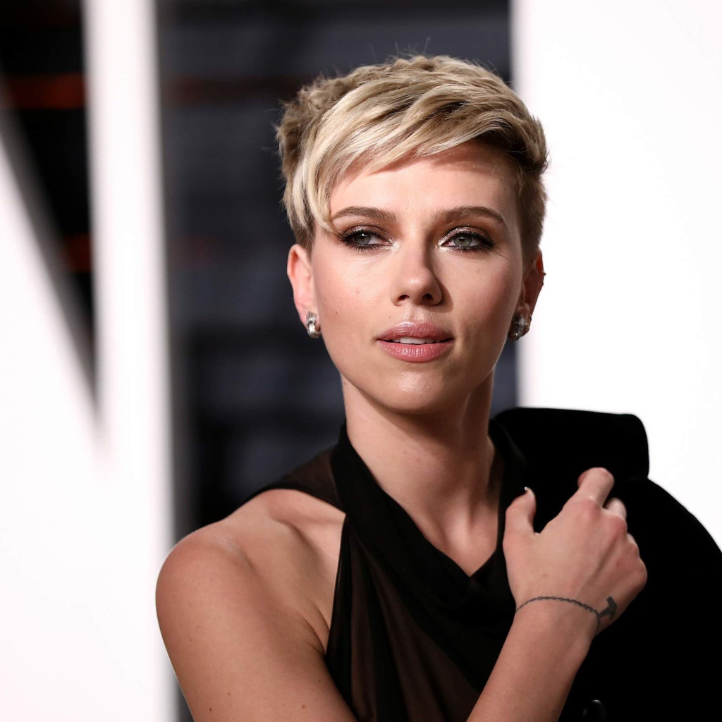 Красивая актриса Скарлетт Йоханссон с короткой стрижкой