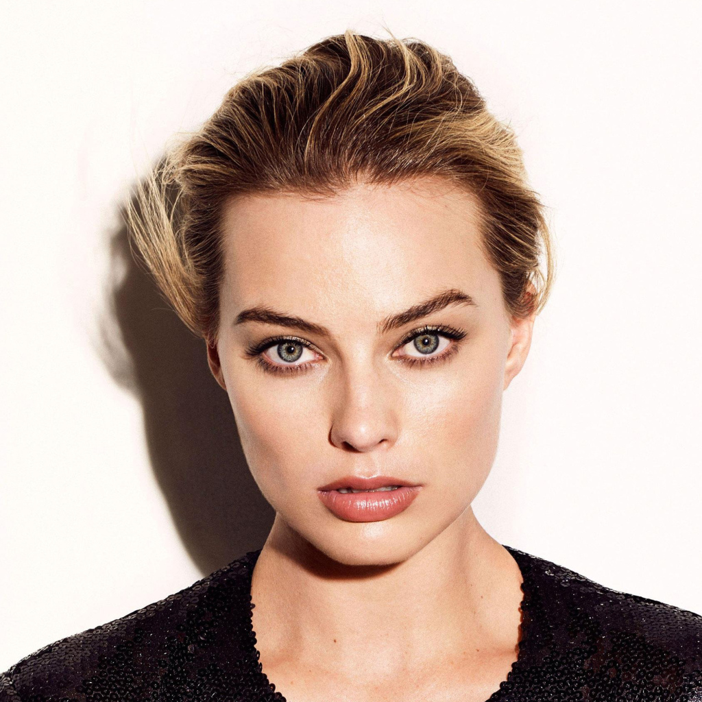 Красивая блондинка, актриса Марго Робби на белом фоне