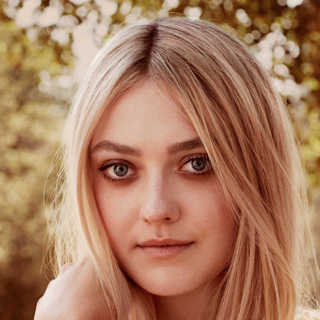 Красивая блондинка, популярная актриса Дакота Фэннинг