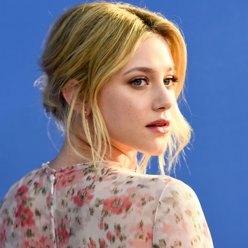 Красивая блондинка актриса Лили Рейнхарт