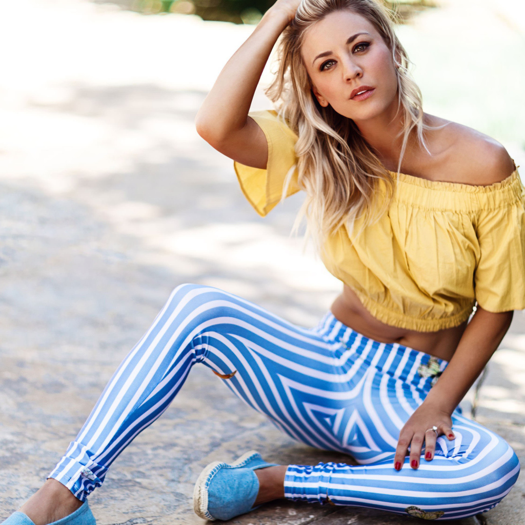 Красивая блондинка в полосатых брюках, актриса Кейли Куоко