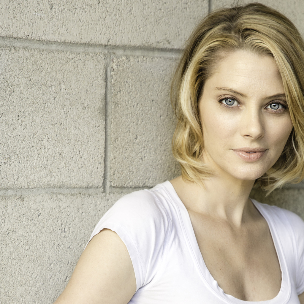 Красивая голубоглазая блондинка, актриса Эйприл Боулби