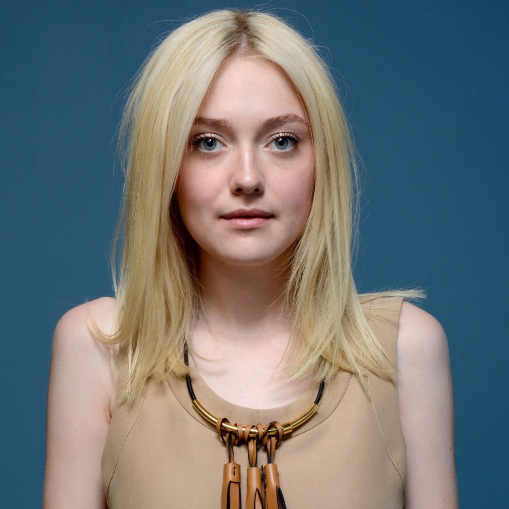 Красивая голубоглазая блондинка,  актриса Дакота Фэннинг