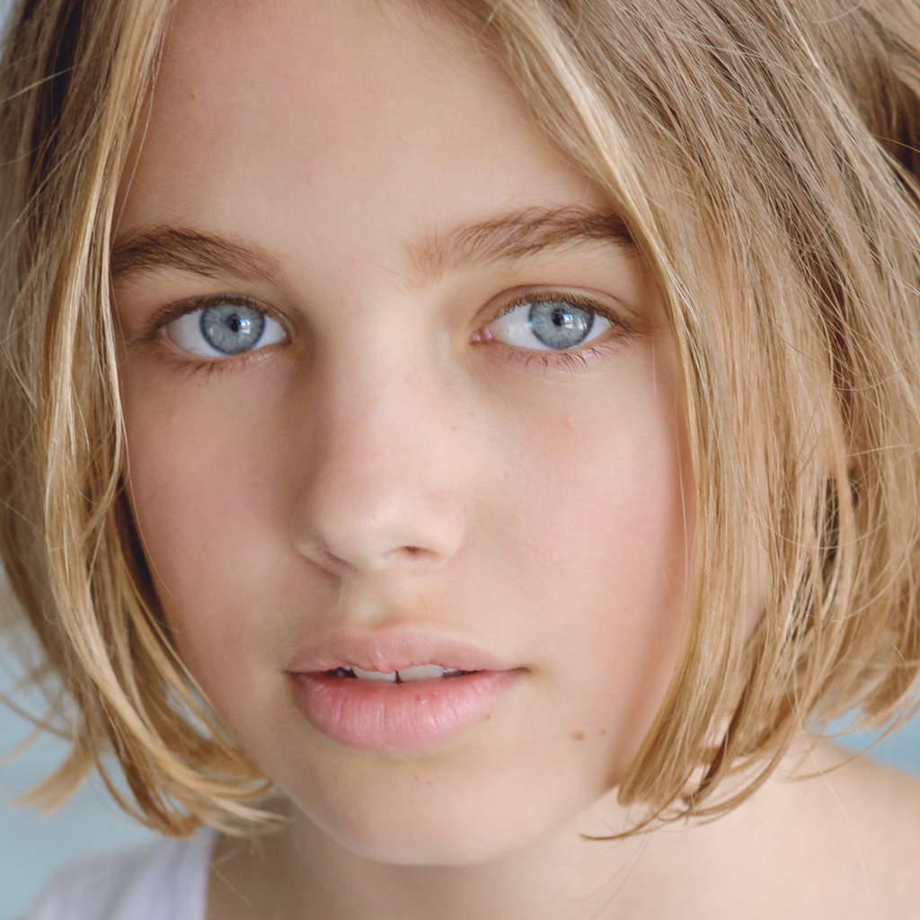 Красивая голубоглазая девушка, австралийская актриса Тиган Крофт