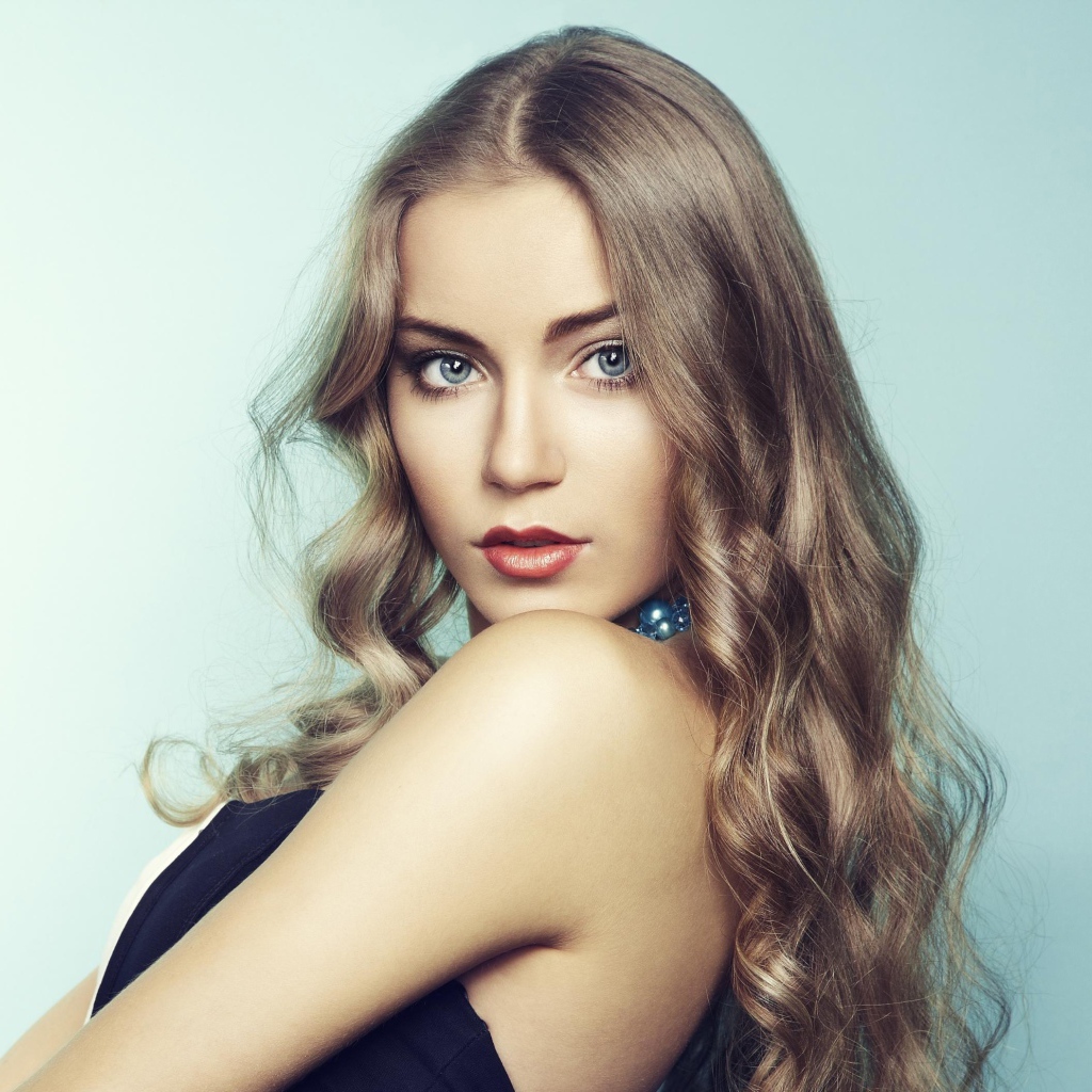 Красивая голубоглазая девушка, актриса Арина Постникова