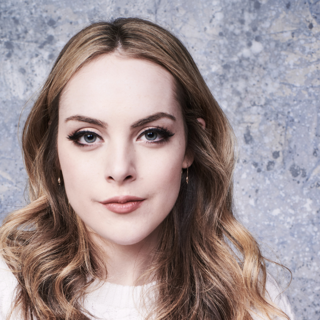 Красивая голубоглазая длинноволосая девушка, актриса Элизабет Гиллис 2018