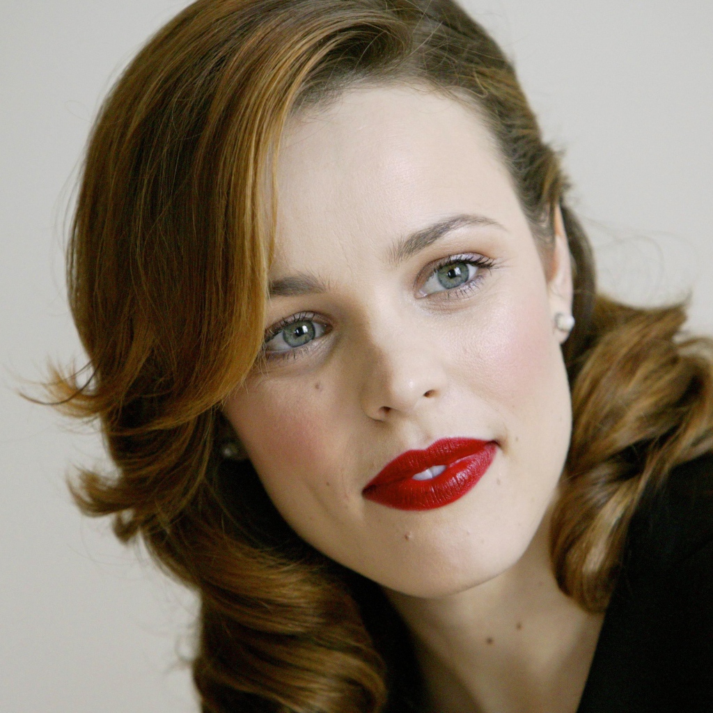 Красивая яркая актриса Рэйчел Макадамс на сером фоне