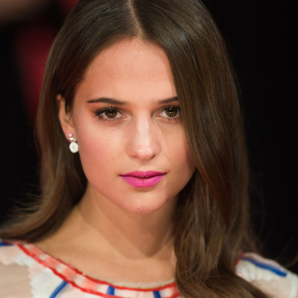 Красивая кареглазая девушка, актриса Алисия Викандер