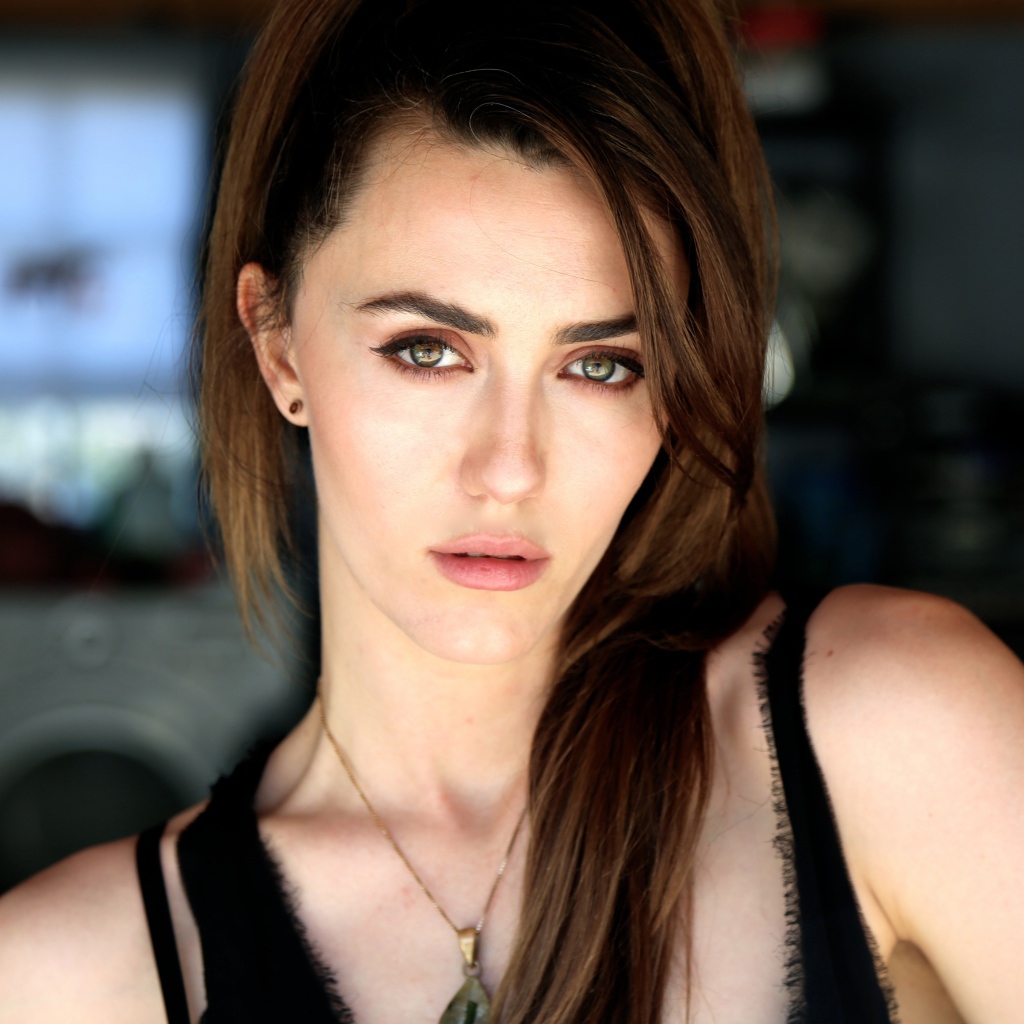 Красивая брюнетка актриса Мэйделин Зима